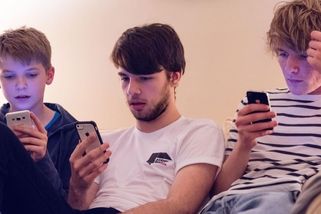 Co internet ukazuje dospívajícím chlapcům? Odborníci varují před misogynií