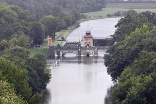 Záplavová vlna se žene z hor do středních Čech - Novinky