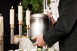 Matka tvrdila, že jede do Litvy. Dceři pak přišla SMS, že podstoupila eutanazii a popel pošlou poštou