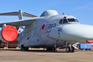 Japonský okřídlený tučňák pro elektronický boj. Podle některých je to nejošklivější letadlo na světě. Posuďte sami