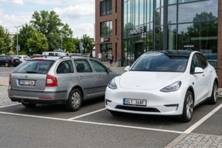 Elektromobily už překonávají spalováky v celkových nákladech