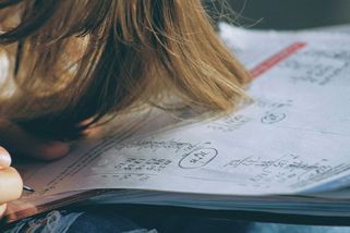 Test z počítání z hlavy: 10 příkladů bez kalkulačky. Kdo dá 8/10, tomu mozek pracuje jako hodinky - Médium.cz