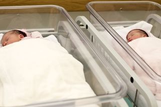 Je nízká porodnost opravdu cesta do záhuby? Nový výzkum převrací na hlavu všechno, čím nás politici straší