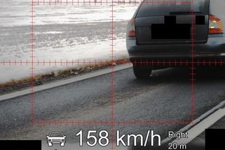 Řidič na Žatecku předjížděl policii rychlostí 158 kilometrů v hodině. Dořídil - Novinky