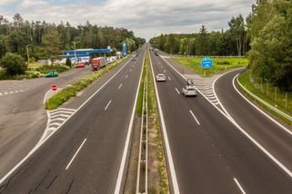 Řidiči, od roku 2026 budete muset sáhnout hlouběji do kapsy. Zdraží dálniční známky a přijdou i další změny