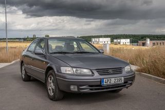 Devadesátková Toyota Camry je úžasně normální auto, takové už dnes nekoupíte. Je fantasticky pohodlná a nekonečně spolehlivá - Garáž.cz