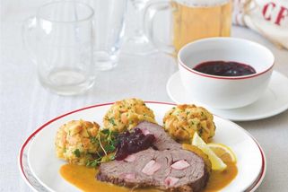 Naši předci svíčkovou vařili úplně jinak. Dnes už maso do octa nenakládáme a místo kyselé smetany používáme klasickou