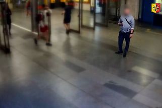 Policie hledá muže, který měl v Praze na eskalátorech dávat dívce mobil pod sukni - Novinky
