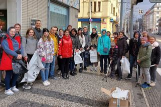 Ukrajinky vyrazily uklízet ulice Prahy. Jako poděkování za azyl - Novinky