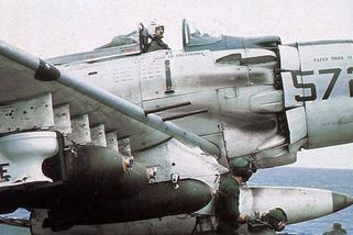 Američané oslavili shození 6 milionů liber bomb na Severní Vietnam svérázně – kapitán USS Midway nevěřil vlastním očím