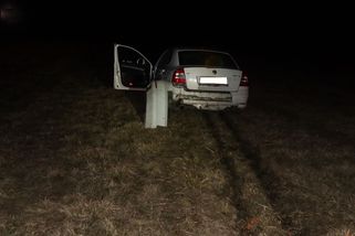 Opilý šofér na Vysočině přejel kruhový objezd rovně, ostrůvek jej katapultoval do pole - Novinky