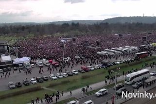 Čtvrt milionu lidí. Natočili jsme časosběr, jak se plnila Letná - Novinky