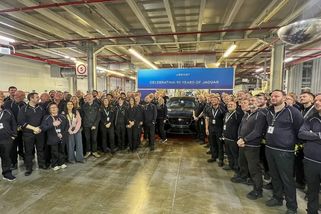 Poslední spalovací auto sjelo z výrobní linky. Jedna z největších automobilek ukončila výrobu, odteď jen elektromobily