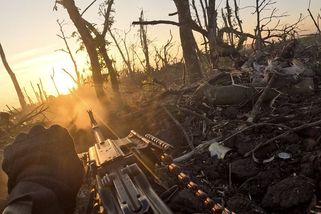Velitel se radši oběsil, vojáci utíkají. Ruské útoky u Bachmutu jsou hysterické - Novinky