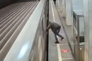 Rus se pokusil nastoupit do rozjetého metra. Neúspěšně | Darwinovy ceny