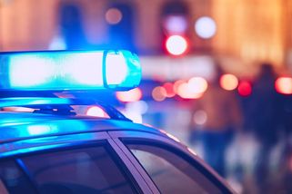 Policie na Rakovnicku pronásledovala silničního piráta. Z auta vystoupil nezletilý chlapec - Novinky