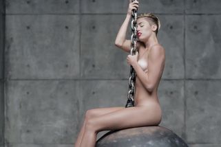 Miley Cyrus – Wrecking Ball | HitStory