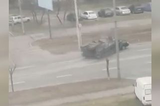 Obrněné vozidlo rozdrtilo civilní auto, řidič jako zázrakem přežil - Novinky