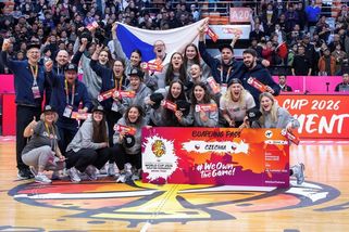 Radost máme velikou, i když jsme musely fandit Číně, svěřila se Holešínská - Sport.cz