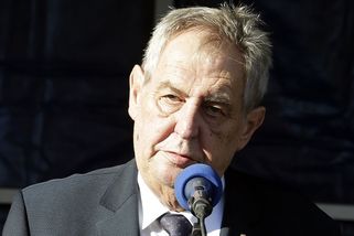 Milošova mafie, plivnutí do ksichtu, totální šmejd, komentují politici Zemanovu milost - Novinky