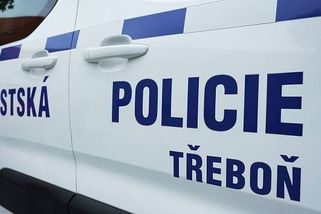 Na lince 156: Záhadné hučení z auta vyděsilo ženu. Zasahovali strážníci