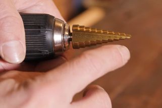 Jak pracovat s krokovým kuželovým vrtákem | Minutový manžel