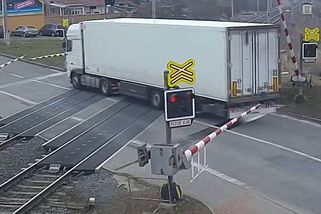 Kamion vjel na červenou na přejezd. Prorazil závoru a ujel | Novinky.cz: Krimi