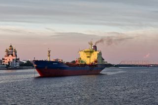 Rusové za půl roku ztratili polovinu zisků z ropy...