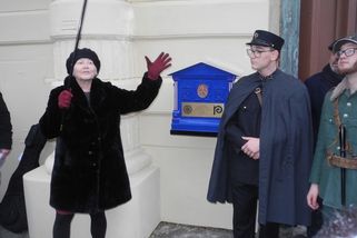 V Prostějově nově slouží modrá Wolkerova schránka na rohu ulice, přesně podle básníkových veršů - Novinky