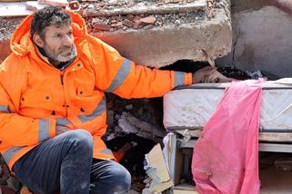 Nepustím tě. Zoufalý otec drží za ruku zavalenou dceru - Novinky