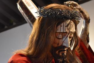 SATIRA: Ježíše Krista odsoudili k ukřižování za to, že znevažoval biblické učení a samotného Boha - Médium.cz