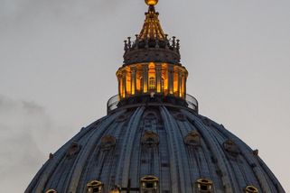 SATIRA: Papež Lev XIV. se nestydatě rouhá, když říká, že Bůh nevyslyší modlitby válčících lídrů - Médium.cz