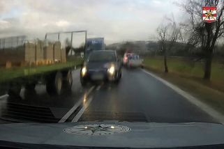 Řidič na Vysočině předjížděl traktor přes plnou čáru, málem u toho smetl policejní auto - Novinky