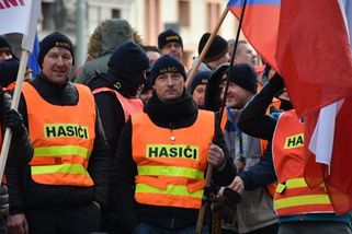 V Praze demonstrovali hasiči a policisté proti povinnému očkování - Novinky