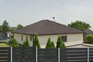 Příkaz ke zbourání domu na Znojemsku je noční můrou majitelů černých staveb. Zjistili jsme, kdo se má začít bát