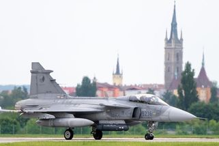 Pobuda se vloupal na vojenské letiště, jezdil tam kradeným autem a boural - Seznam Zprávy