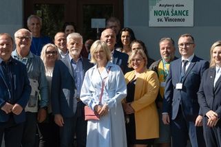 Prezidentský pár vyrazil na sever Moravy: Eva Pavlová se blýskla v bleděmodré a oslnila davy