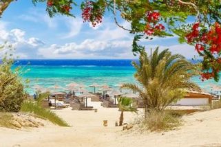 V Egyptě začali zavírat hotely. Turisty odvážejí do náhradního ubytování i 200 kilometrů daleko