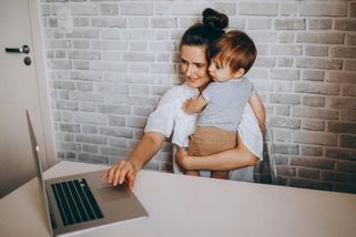 Po rodičovské dovolené na Úřad práce. Každé čtvrté matce se návrat do práce nepovede - Médium.cz