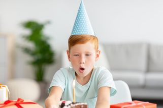 Syn chtěl čokoládový dort, ale dostal jen svíčku na talíři. Jeho komentář rozplakal i servírku - Médium.cz