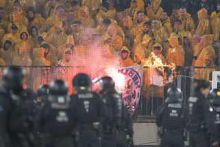 Šílenost v Německu. Kvůli výtržnictví fanoušků se nehrálo dvacet minut - Sport.cz