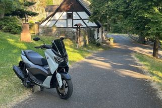 Vyrazili jsme se skútrem Yamaha NMax 125 na výlet: Kolik se dá na stroji, na který stačí skupina B, ujet za jediný den? - Garáž.cz