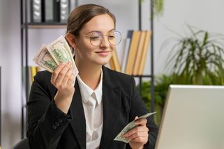 Asistentka si řekla o mzdu 80 000 Kč. Buďte soudní, radí ekonomka - Seznam Zprávy