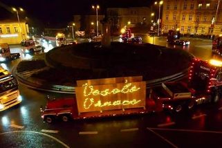 Vánoční jízda kamionů vzbudila rozruch ve Znojmě i okolí. Řidiči děkovali šéfovi