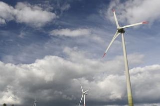 Boj o větrníky v Česku: Turek varuje před „obry“ za domem, experti mluví o nepochopení fyziky