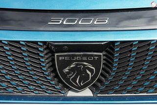 Na nové elektrické peugeoty si počkáme. Stellantis čelí problémům ve výrobě