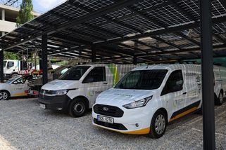 První solární přístřešek v Česku chrání auta a nabije je ze slunce - Novinky