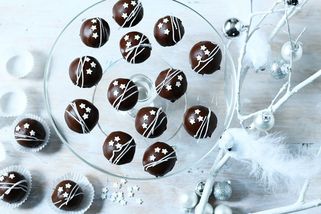 Tiramisu kuličky: Superrychlé nepečené cukroví ze surovin, které máte zajisté doma - Proženy.cz