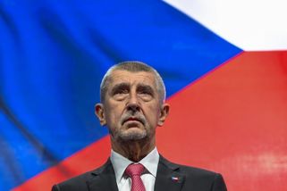 Ostuda Úřadu vlády? Vytřeli jste s vlajkou podlahu, zní od kritiků. Mrzí mě to, vzkázala mluvčí