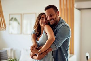 Zahrnuje vás láskou, až nemůžete dýchat? Možná je to love bombing